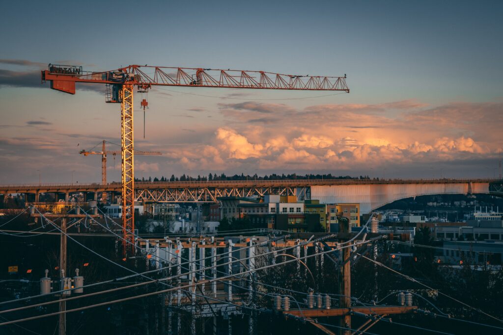 Belle vue chantier dans la ville avec couché de soleil